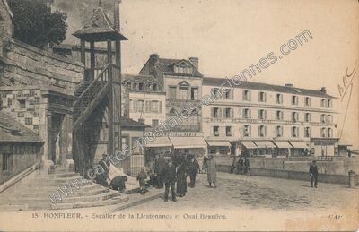 Carte postale ancienne Escalier de la Lieutenance et Quai Beaulieu — Honfleur (Calvados)