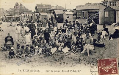Carte postale ancienne Sur la plage devant l'objectif — Lion-sur-Mer (Calvados)