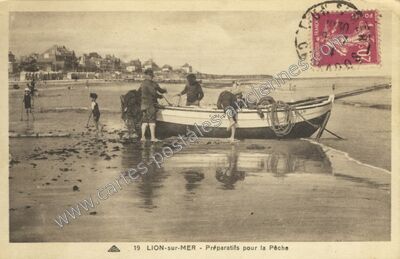 Carte postale ancienne Préparatifs pour la Pêche — Lion-sur-Mer (Calvados)