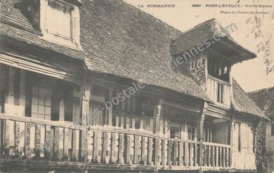Carte postale ancienne Vieille Maison Place du Palais de Justice — Pont-l'Évêque (Calvados)