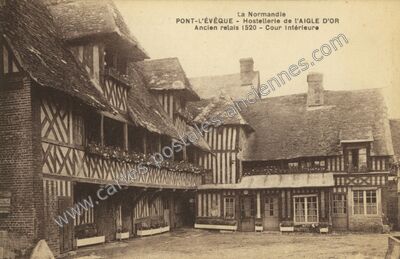 Carte postale ancienne Hostellerie de l'AIGLE D'OR - Ancien relais 1520 - Cour Intérieure — Pont-l'Évêque (Calvados)