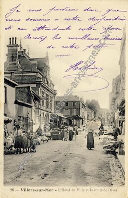 Carte postale ancienne L'Hôtel de Ville et la route de Dives — Villers-sur-Mer (Calvados)