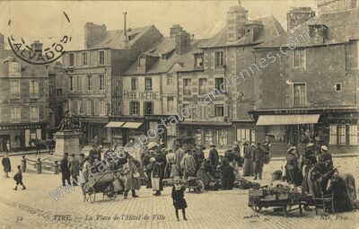 Carte postale ancienne La Place de l'Hôtel de Ville — Vire (Calvados)