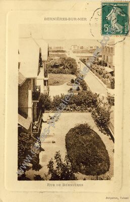 Carte postale ancienne Rue de Bernières — Bernières-sur-Mer (Calvados)