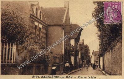 Carte postale ancienne Rue de la Mer — Bernières-sur-Mer (Calvados)
