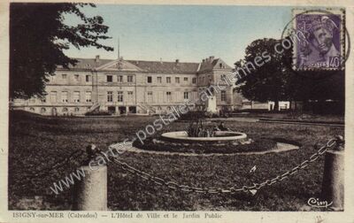 Carte postale ancienne L'Hôtel de Ville et le Jardin Public — Isigny-sur-Mer (Calvados)