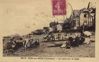 Carte postale ancienne Le repos sur la plage — Ver-sur-Mer (Calvados)