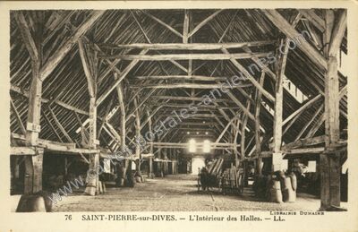 Carte postale ancienne L'Intérieur des Halles — Saint-Pierre-sur-Dives (Calvados)