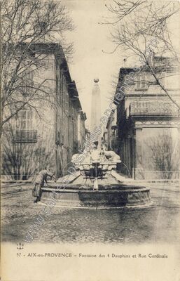 Carte postale ancienne Fontaine des 4 Dauphins et Rue Cardinale — Aix-en-Provence (Bouches-du-Rhône)