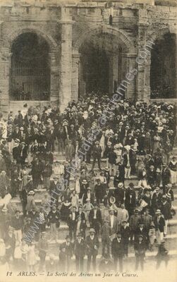 Carte postale ancienne La Sortie des Arènes un Jour de Course — Arles (Bouches-du-Rhône)