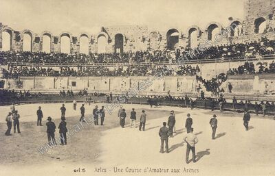 Carte postale ancienne Une Course d'Amateur aux Arènes — Arles (Bouches-du-Rhône)