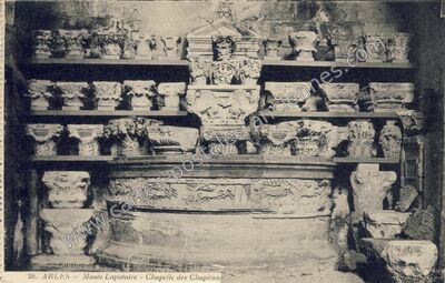 Carte postale ancienne Musée Lapidaire - Chapelle des Chapitaux — Arles (Bouches-du-Rhône)