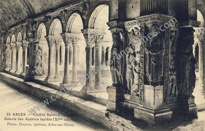 Carte postale ancienne Cloître Saint-Trophimus, Galerie des Apôtres lapidés — Arles (Bouches-du-Rhône)