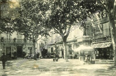 Carte postale ancienne La Place du Forum — Arles (Bouches-du-Rhône)