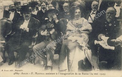 Carte postale ancienne F. Mistral assistant à l'inauguration de sa Statue — Arles (Bouches-du-Rhône)