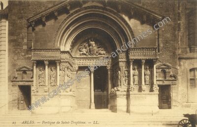 Carte postale ancienne Portique de Saint-Trophime — Arles (Bouches-du-Rhône)