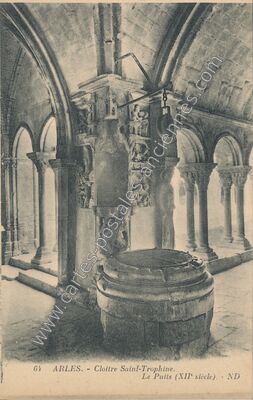 Carte postale ancienne Cloître Saint-Trophine. Le Puits (XIIe siècle) — Arles (Bouches-du-Rhône)