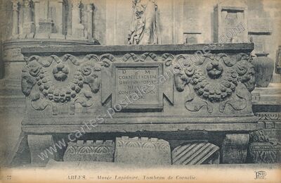 Carte postale ancienne Musée Lapidaire, Tombeau de Cornélie — Arles (Bouches-du-Rhône)