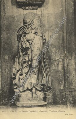 Carte postale ancienne Musée Lapidaire, Danseuse, Tombeau Romain — Arles (Bouches-du-Rhône)