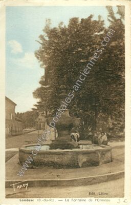 Carte postale ancienne La Fontaine de l'Ormeau — Lambesc (Bouches-du-Rhône)