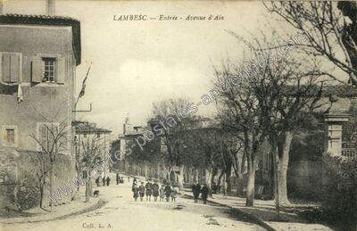 Carte postale ancienne Entrée — Avenue d'Aix — Lambesc (Bouches-du-Rhône)