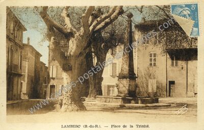 Carte postale ancienne Place de la Trinité — Lambesc (Bouches-du-Rhône)