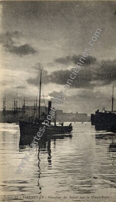 Carte postale ancienne Coucher du Soleil sur le Vieux-Port — Marseille (Bouches-du-Rhône)