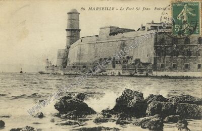 Carte postale ancienne Le Fort St Jean Entrée du port — Marseille (Bouches-du-Rhône)