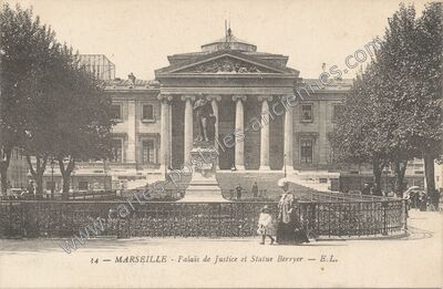 Carte postale ancienne Palais de Justice et Statue Berryer — Marseille (Bouches-du-Rhône)