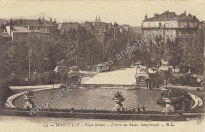 Carte postale ancienne Place Bernex - Entrée du Palais Longchamp — Marseille (Bouches-du-Rhône)