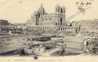 Carte postale ancienne La Cathédrale, prise du vieux port — Marseille (Bouches-du-Rhône)