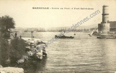 Carte postale ancienne Sortie du Port et Fort Saint-Jean — Marseille (Bouches-du-Rhône)