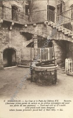 Carte postale ancienne La Cour et le Puits du Château d'If — Marseille (Bouches-du-Rhône)