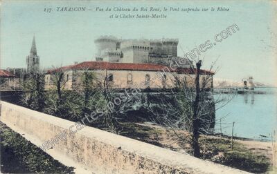 Carte postale ancienne Vue du Château du Roi René, le Pont suspendu sur le Rhône et le Clocher Sainte-Marthe — Tarascon (Bouches-du-Rhône)