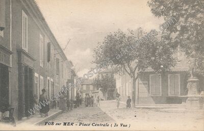Carte postale ancienne Place Centrale — Fos-sur-Mer (Bouches-du-Rhône)