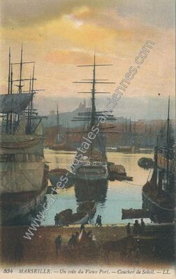 Carte postale ancienne Un coin du Vieux Port. — Coucher de Soleil — Marseille (Bouches-du-Rhône)