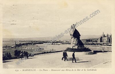 Carte postale ancienne Le Pharo - Monument aux Héros de la Mer et la Cathédrale — Marseille (Bouches-du-Rhône)