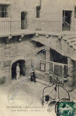 Carte postale ancienne Île du Château d'If - Cour Intérieure - Le Puits — Marseille (Bouches-du-Rhône)