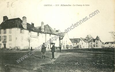 Carte postale ancienne Le Champ de foire — Allanche (Cantal)
