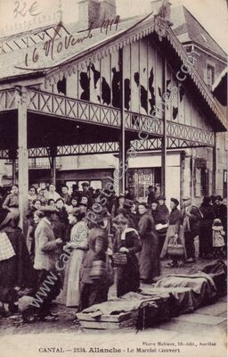 Carte postale ancienne Le Marché Couvert — Allanche (Cantal)