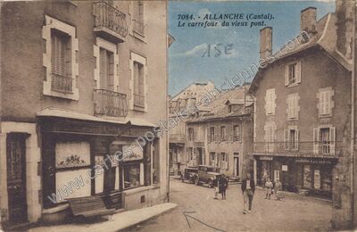 Carte postale ancienne Le carrefour du vieux pont — Allanche (Cantal)