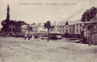 Carte postale ancienne Les Ecoles et le Foirail — Allanche (Cantal)