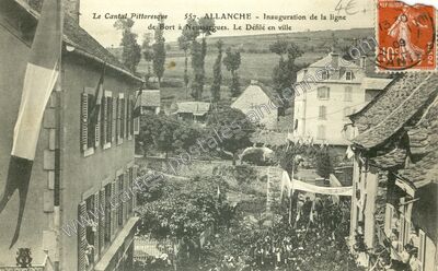 Carte postale ancienne Le Cantal Pittoresque - Inauguration de la ligne de Bort à Neussargues. Le Défilé en ville — Allanche (Cantal)