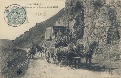 Carte postale ancienne Diligence sur la Route d'Allanche — Allanche (Cantal)