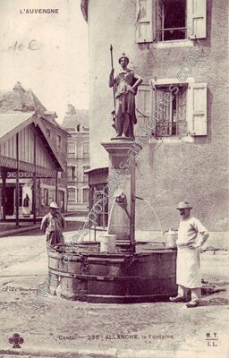 Carte postale ancienne La Fontaine — Allanche (Cantal)