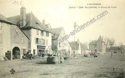Carte postale ancienne Le Champ de Foire — Allanche (Cantal)
