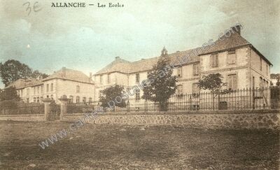 Carte postale ancienne Les Ecoles — Allanche (Cantal)