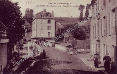 Carte postale ancienne Cantal Pittoresque. - Vieux Pont sur l'Allagnon — Allanche (Cantal)