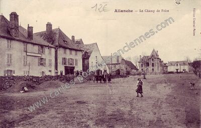 Carte postale ancienne Le Champ de Foire — Allanche (Cantal)