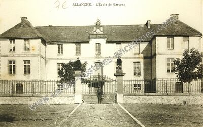 Carte postale ancienne L'École de Garçons — Allanche (Cantal)